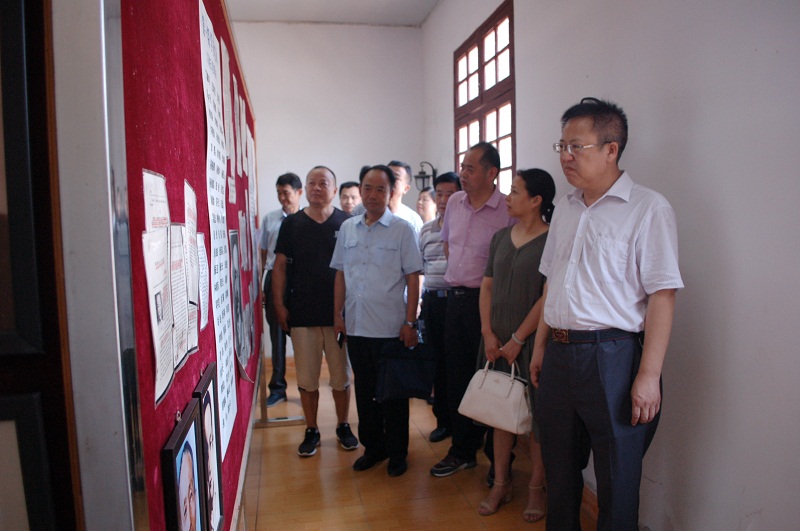 陶铸纪念馆内认真观看图文资料.JPG
