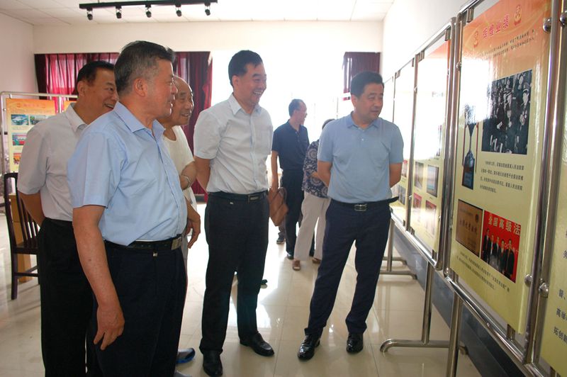 参观荣誉室.JPG