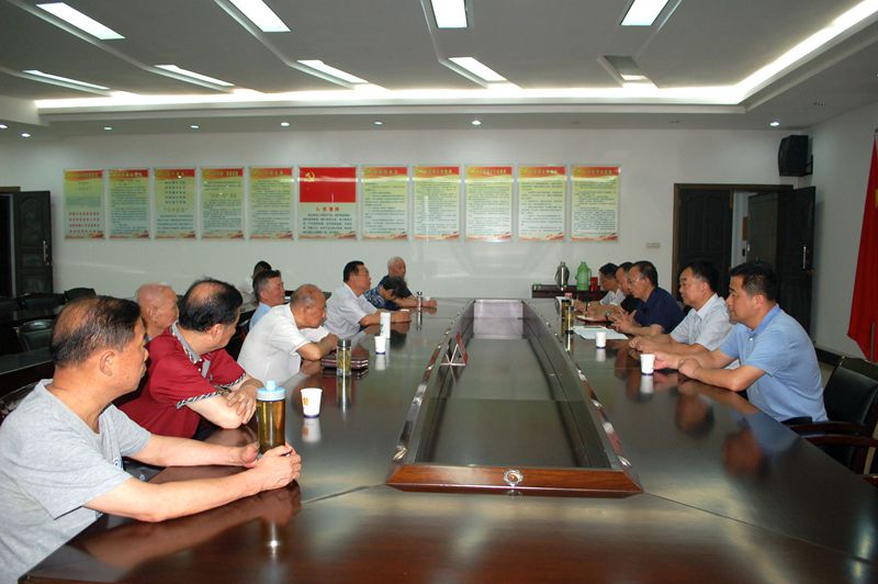 召开座谈会.JPG