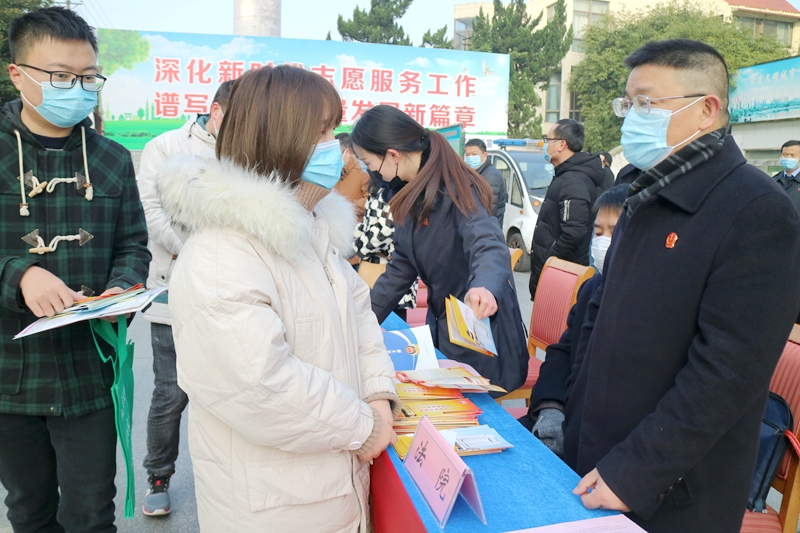 普法上街头.JPG